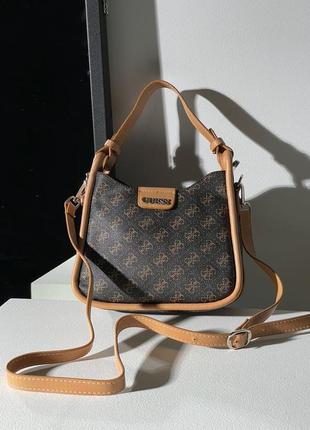 .женская практичная сумка guess. сумка гесс коричневого цвета на ремешку, квадратная мягкая сумка