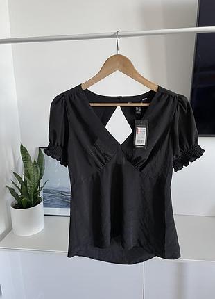 Блуза нова чорна футболка відкрита спинка з рюшами літня