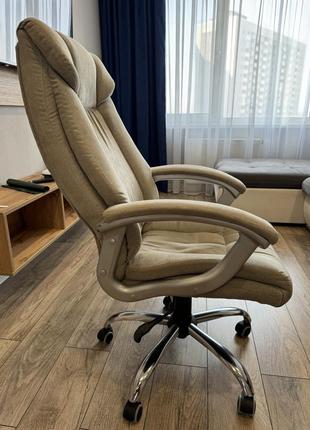 Кресло офисное бежевого цвета