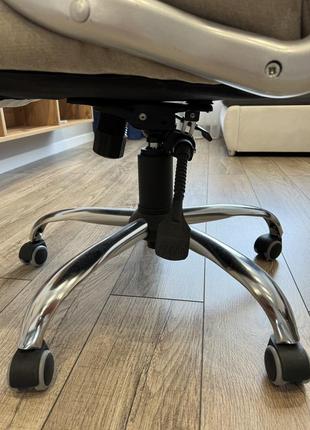 Кресло офисное бежевого цвета