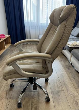 Кресло офисное бежевого цвета