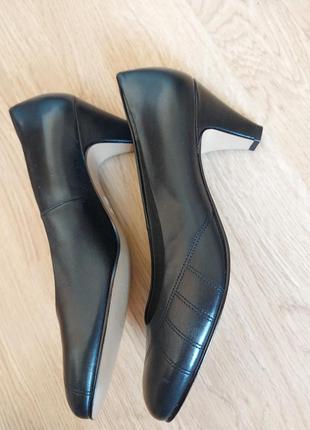 Туфлі-лодочки чорного кольору з натуральної шкіри