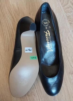 Туфлі-лодочки чорного кольору з натуральної шкіри