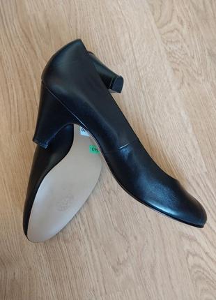 Туфлі-лодочки чорного кольору з натуральної шкіри