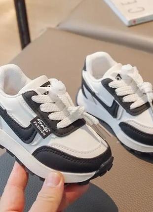 Стильні легкі кросівки для малюків