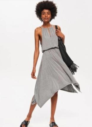 Сукня на бретельках.