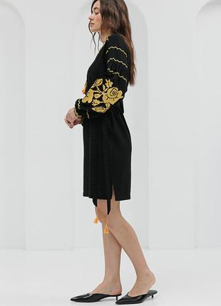 Коротка сукня-вишиванка чорна з жовтими трояндами хрестиком на рукавах5 фото