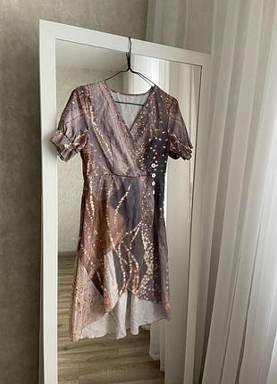 Платье миди на запах prettylittlething