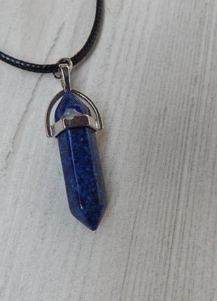 Гранований камінь підвіска на шнурку рожевий