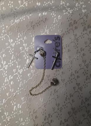 Серебристые серьги, кресты, череп