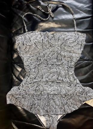 Шикарный новый слитный купальник на стройную красавицу с воланом