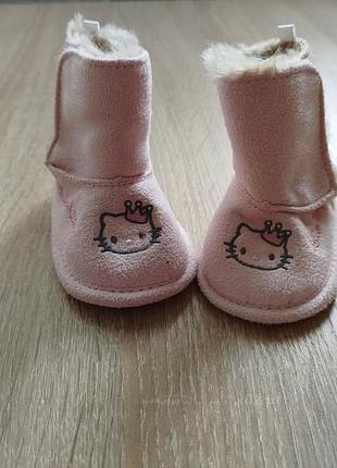 Сапожки на новорожденную девочку