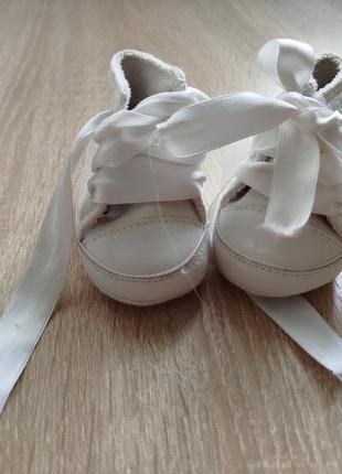 Белые кроссовки на новорожденную девочку