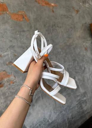 Босоніжки на каблучку