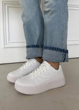 Білі жіночі кросівки на високій підошві високої якості