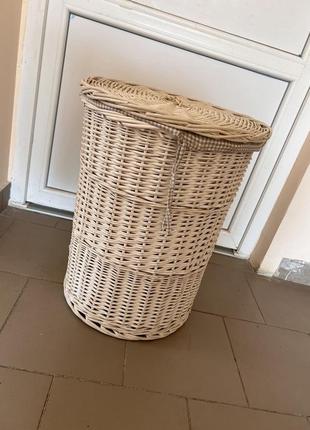 Плетеная из лозы корзина круглая с крышкой для белья минимализм уют