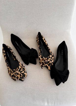 Жіночі леопардові та чорні екозамшеві балетки з бантиком і гострим носком