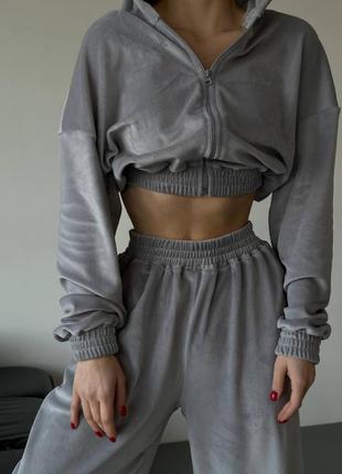 Трендовый велюровый спортивный костюм с укороченными худи и брюками свободного кроя