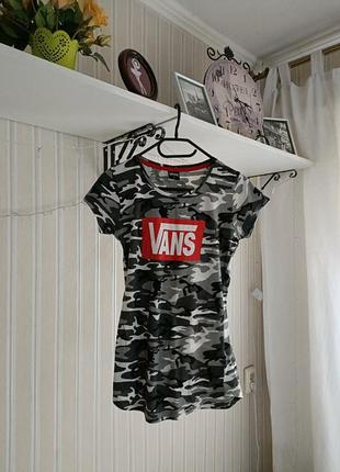 Камуфляжная футболка vans