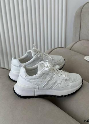 Жіночі легкі білі кросівки високої якості4 фото