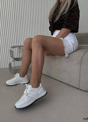 Жіночі легкі білі кросівки високої якості3 фото