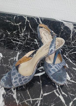 Босоножки на шпильках.