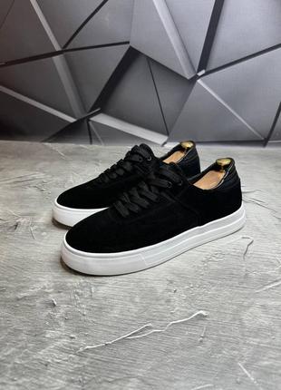 Мужские замшевые кеды черного цвета на белой подошве из натуральной замши