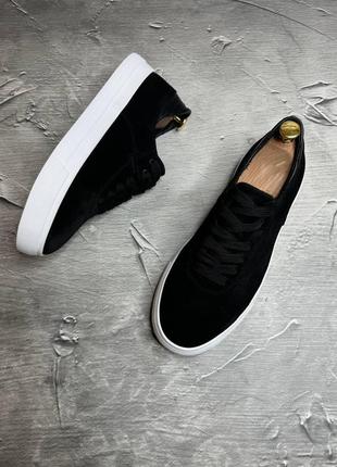 Мужские замшевые кеды черного цвета на белой подошве из натуральной замши