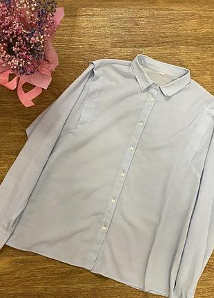 Невагома блакитна сорочка з рюшами на плечах