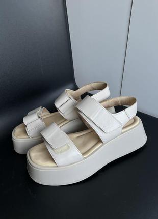Бежевые кожаные сандалии на платформе грубой vagabond courtney dr martens cos