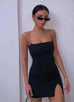 Короткое платье с разрезом