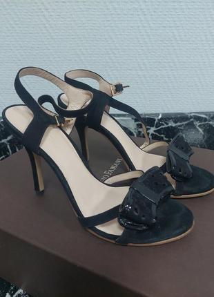 Босоножки лакированые черные.