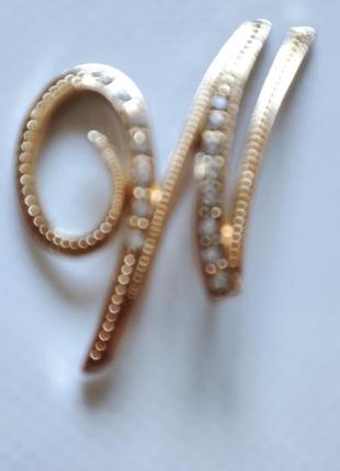 Брошь w буква м women золота со стразами женская абстракция буква дабл