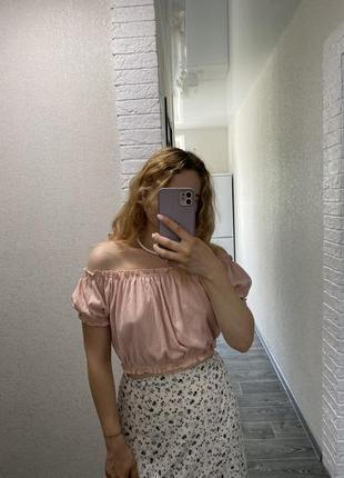 Топ с открытыми плечами на резинке