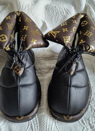 Женские легкие дутики ботинки угги не брендовые  в стиле  louis vuitton