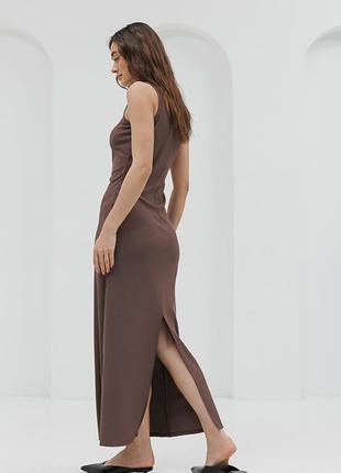 Довга сукня без рукавів шоколадна з розрізом ззаду3 фото