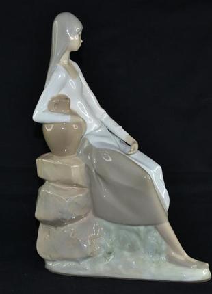 Статуетка "подільна дівчина". nao lladro.