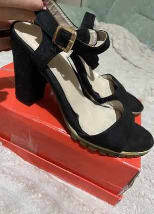 Жіночі босоніжки