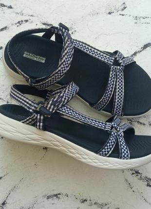 Женские кроссовки skechers