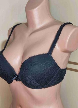 Бюстгальтер з формованою поролоновою чашкою на кісточках