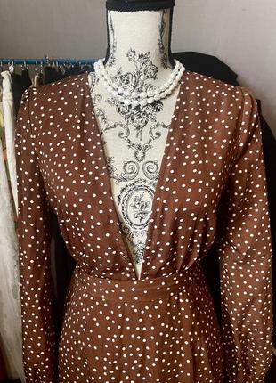 Платье в горошек с декольте и рюшами