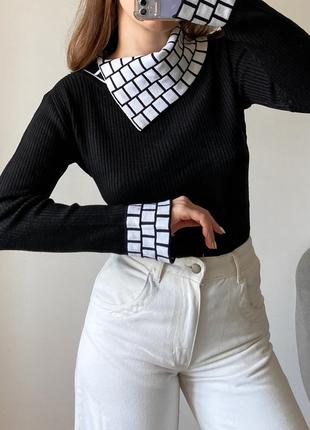 Черный свитер с оригинальным воротником