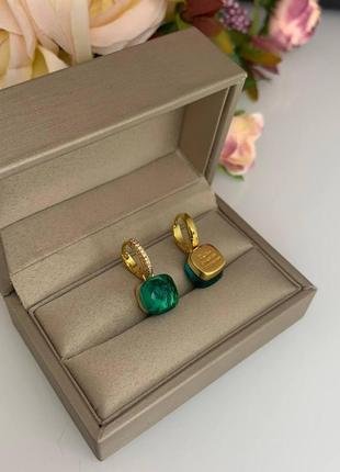Помеллато / pomellato серьги позолота с одним квадратным камнем зеленого цвета и мелкими цирконами по кругу