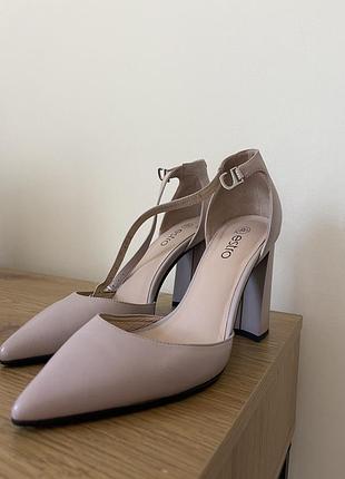 Босоніжки estro шкіряні