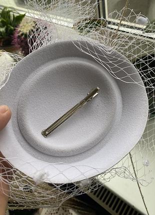 Свадебная шляпа с вуалью на заколке фата белая