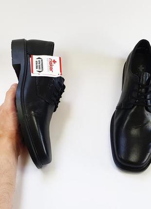 Чорні шкіряні туфлі