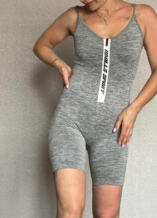 Спортивный комбинезон,шорты / топ