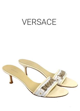 Шкіряні жіночі шльопанці босоніжки versace white slip on kitten heel with links over strap оригінал