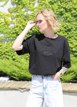 Чорна футболка з тисненням оверсайз