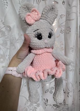 Вязаная игрушка зайка